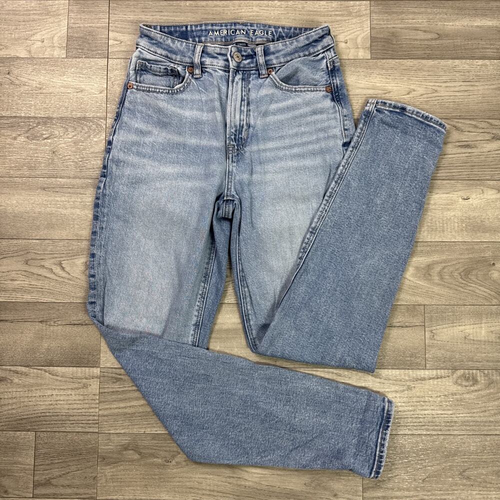 American Eagle Mom Jeans Strigid Mid Rise Ripped Light Wash sz 00